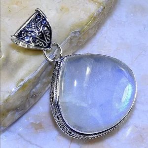 Rainbow Moonstone Pendant🌈🌙NWT Bundle Me❣️